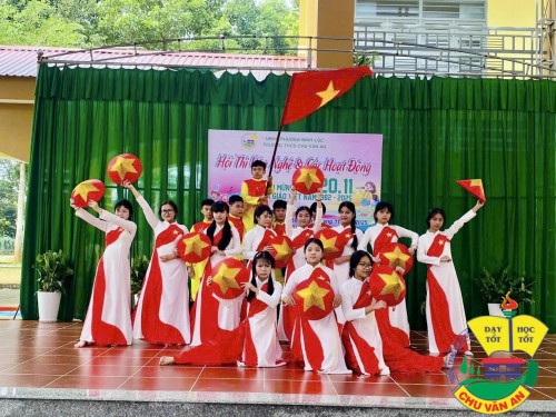 Học sinh sôi nổi thi báo tường và biểu diễn văn nghệ chào mừng Ngày Nhà giáo Việt Nam