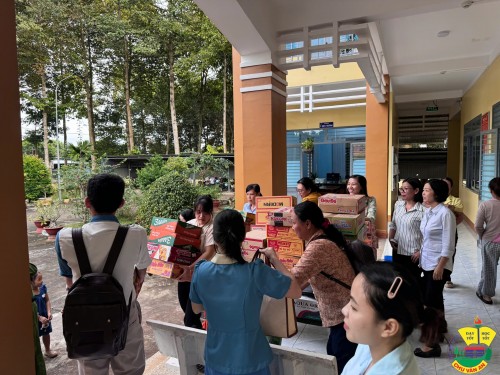 Lan Tỏa Yêu Thương: Thầy Cô, Học Sinh và Phụ Huynh THCS Chu Văn An Ủng Hộ Đồng Bào Miền Trung