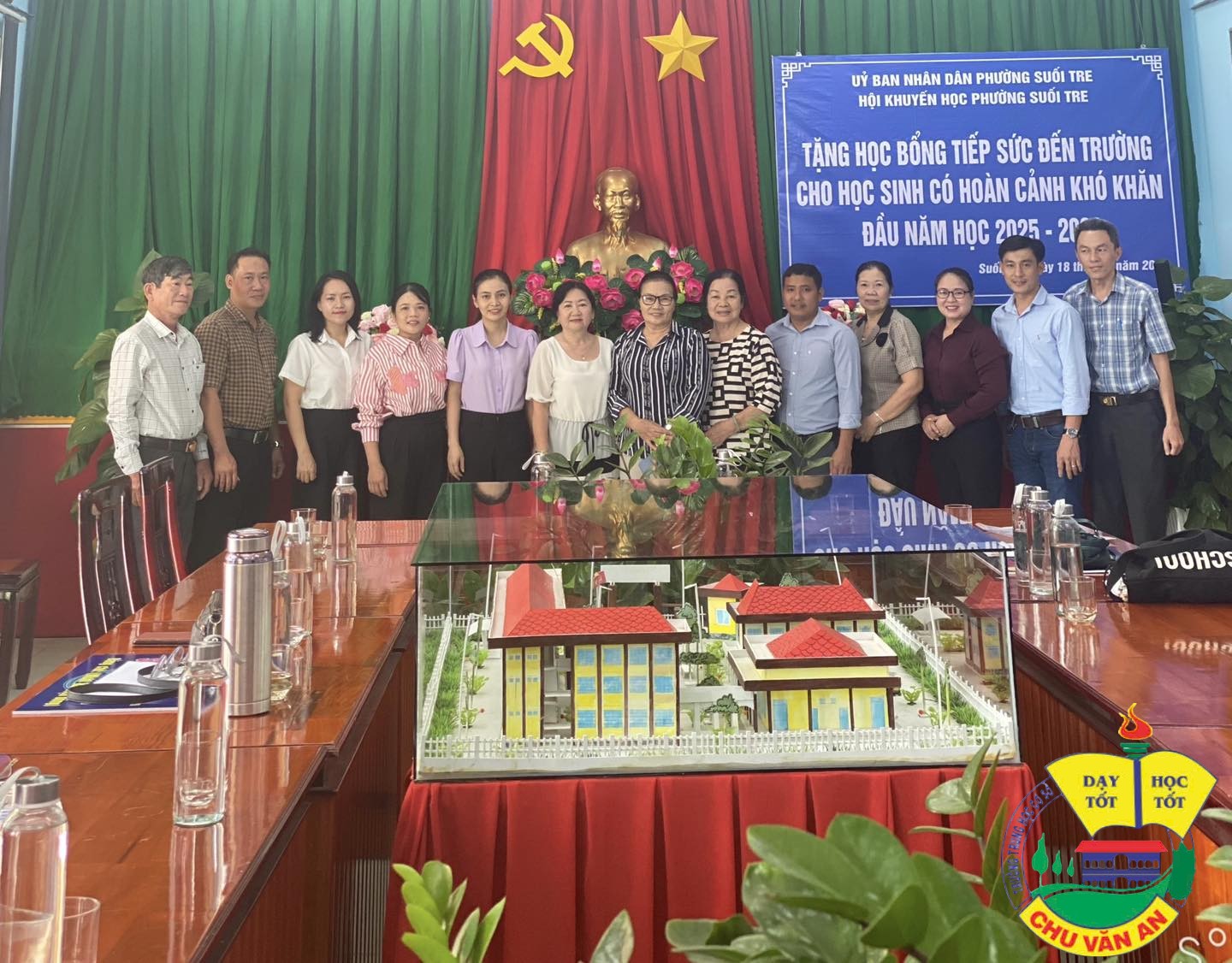 HOẠT ĐỘNG TRAO HỌC BỔNG – LAN TỎA YÊU THƯƠNG ​