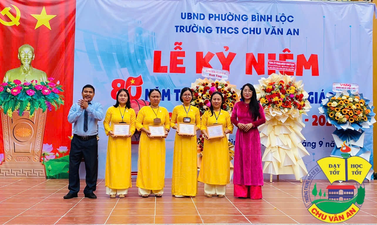 Các cô nhận kỷ niệm chương vì sự nghiệp giáo dục