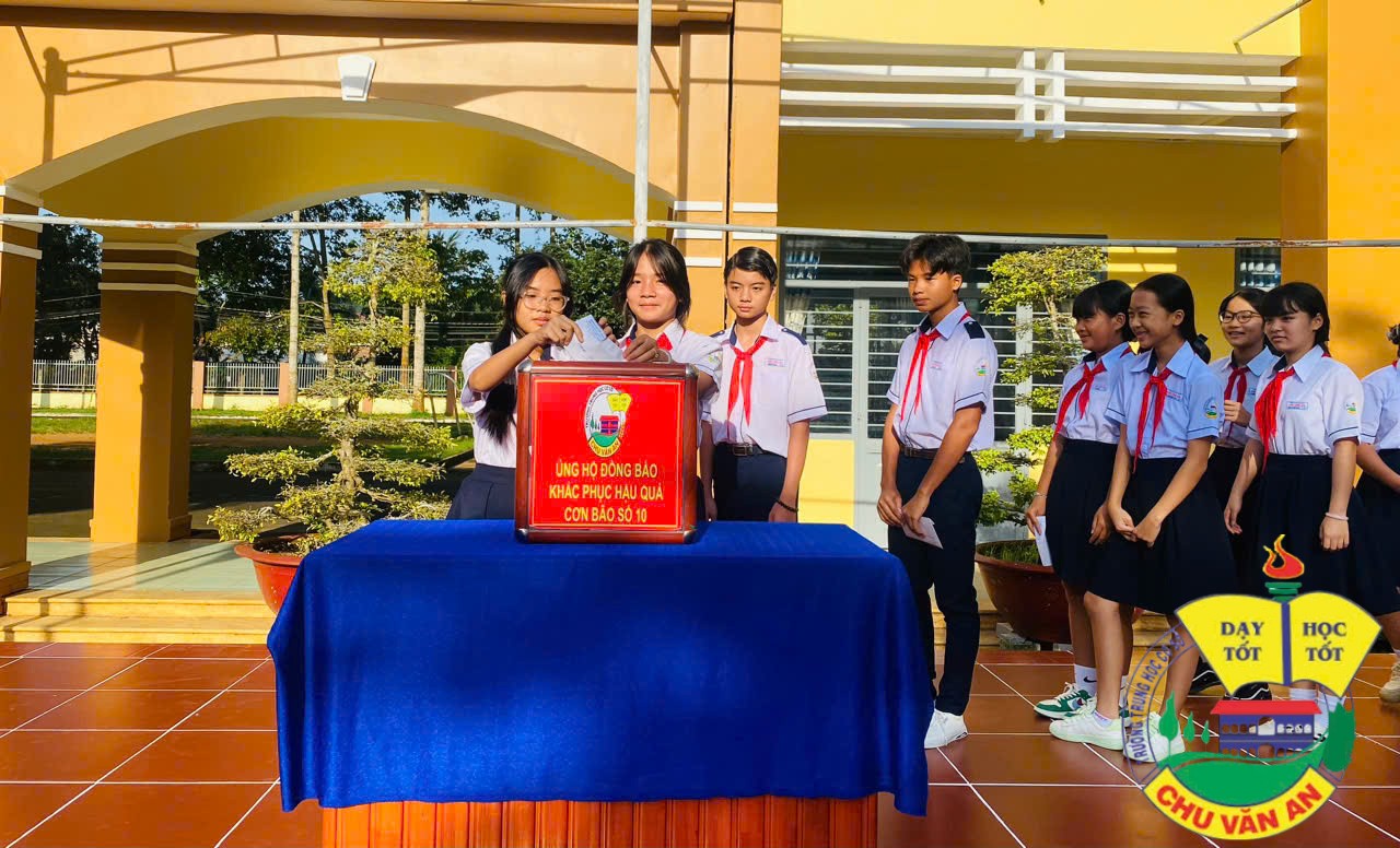 Học sinh ủng hộ đồng bào bị thiên tai